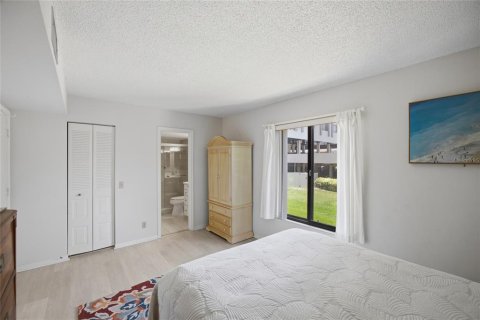 Condo in Saint Petersburg, Florida, 2 bedrooms  № 2214039 - photo 13