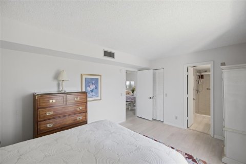 Condo in Saint Petersburg, Florida, 2 bedrooms  № 2214039 - photo 14