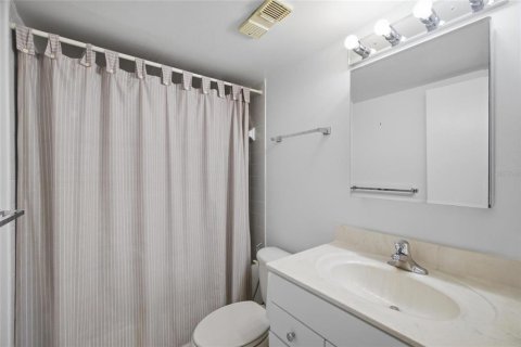 Condo in Saint Petersburg, Florida, 2 bedrooms  № 2214039 - photo 15
