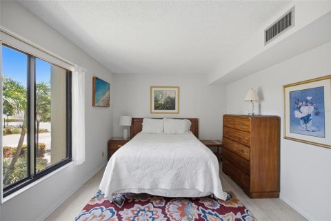 Condo in Saint Petersburg, Florida, 2 bedrooms  № 2214039 - photo 12
