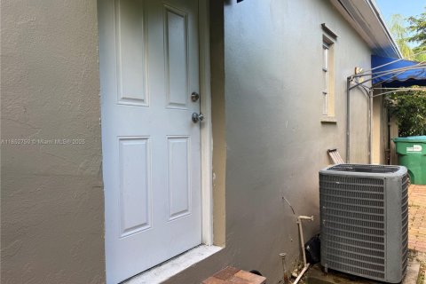 Villa ou maison à louer à Miami, Floride: 3 chambres, 122.63 m2 № 1963018 - photo 11