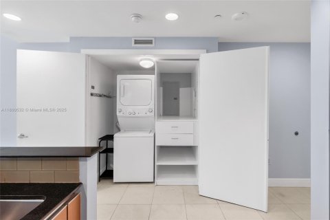 Condominio en venta en Miami, Florida, 2 dormitorios, 101.08 m2 № 1934680 - foto 12