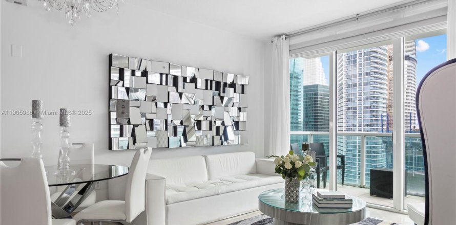 Condo in Miami, Florida, 3 bedrooms  № 2081987