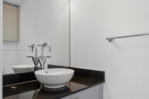 Condo in Miami, Florida, 3 bedrooms  № 2081987 - photo 17