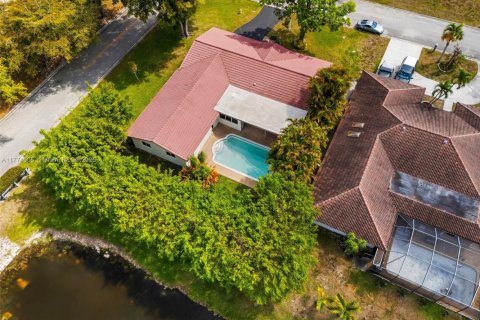 House in Coral Springs, Florida 5 bedrooms, 229.65 sq.m. № 1864925 - photo 1