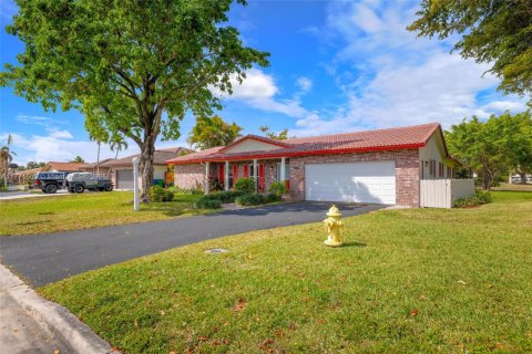 House in Coral Springs, Florida 5 bedrooms, 229.65 sq.m. № 1864925 - photo 24