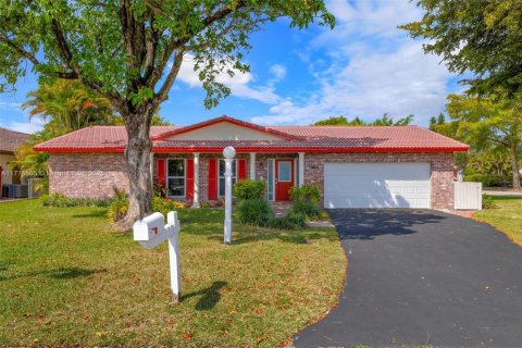 House in Coral Springs, Florida 5 bedrooms, 229.65 sq.m. № 1864925 - photo 23