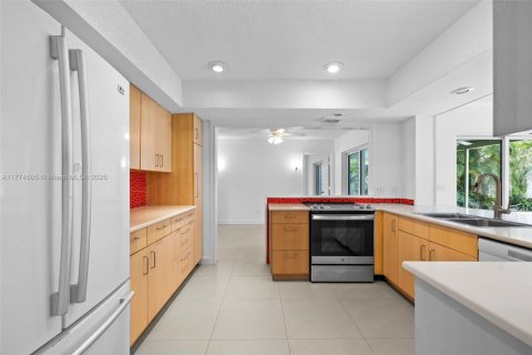 House in Coral Springs, Florida 5 bedrooms, 229.65 sq.m. № 1864925 - photo 6