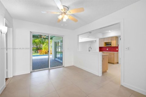 House in Coral Springs, Florida 5 bedrooms, 229.65 sq.m. № 1864925 - photo 11