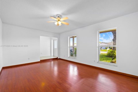 House in Coral Springs, Florida 5 bedrooms, 229.65 sq.m. № 1864925 - photo 12