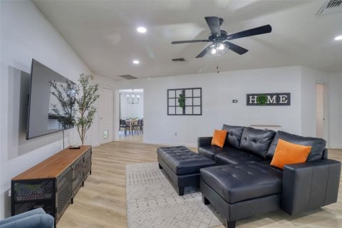 House in Tarpon Springs, Florida 3 bedrooms, 137.68 sq.m. № 1661938 - photo 6