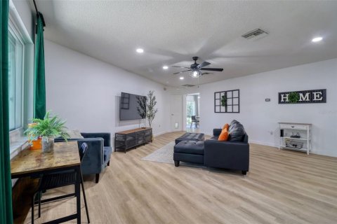 House in Tarpon Springs, Florida 3 bedrooms, 137.68 sq.m. № 1661938 - photo 4