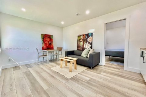 Immobilier commercial à vendre à Miami, Floride: 78.04 m2 № 1999022 - photo 2