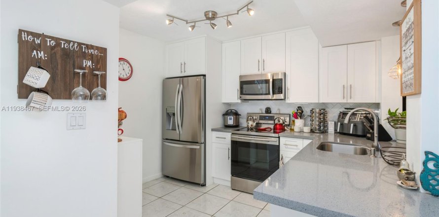 Condo in Miami, Florida, 3 bedrooms  № 1996117