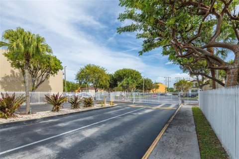 Condo in Miami, Florida, 3 bedrooms  № 1996117 - photo 22
