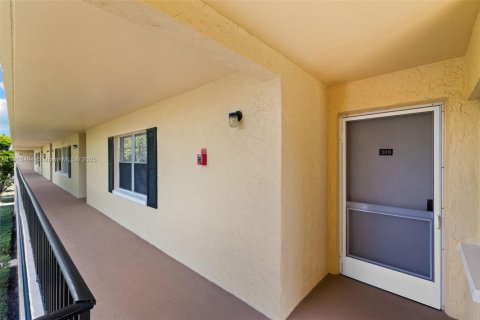 Copropriété à vendre à Naples, Floride: 2 chambres, 108.14 m2 № 2018711 - photo 3