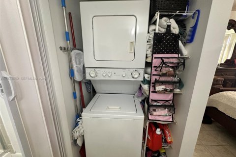 Condo in Sunrise, Florida, 2 bedrooms  № 2043289 - photo 17