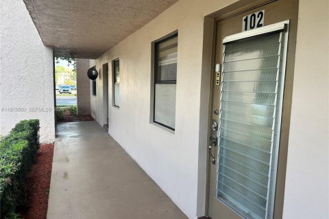 Condo in Sunrise, Florida, 2 bedrooms  № 2043289 - photo 2