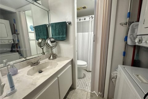 Condo in Sunrise, Florida, 2 bedrooms  № 2043289 - photo 15