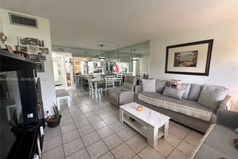 Condo in Sunrise, Florida, 2 bedrooms  № 2043289 - photo 6