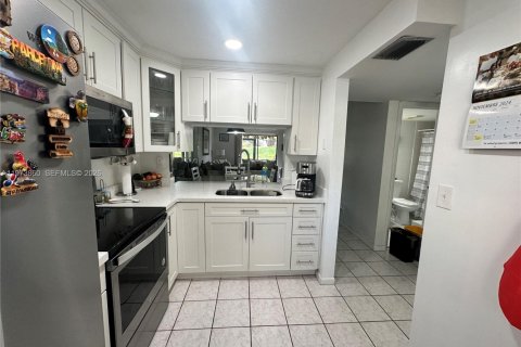Condo in Sunrise, Florida, 2 bedrooms  № 2043289 - photo 4