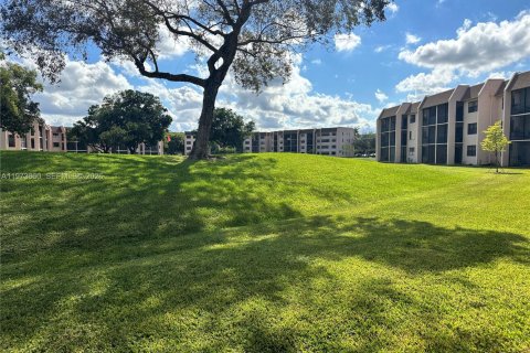 Condo in Sunrise, Florida, 2 bedrooms  № 2043289 - photo 11