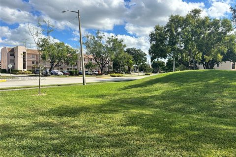 Condo in Sunrise, Florida, 2 bedrooms  № 2043289 - photo 10