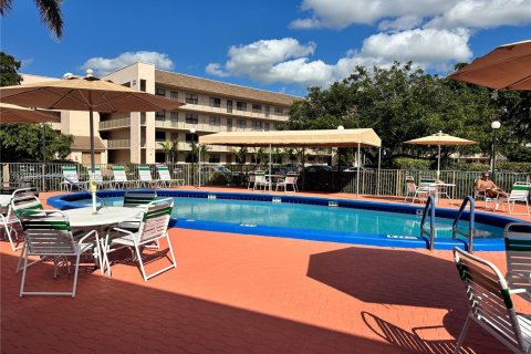 Condo in Sunrise, Florida, 2 bedrooms  № 2043289 - photo 22