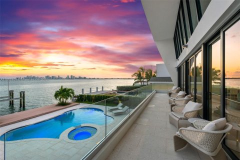 Villa ou maison à North Bay Village, Floride 6 chambres, 662.3 m2 № 2169616