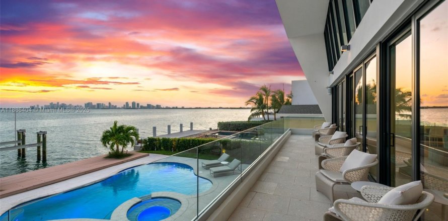 Villa ou maison à North Bay Village, Floride 6 chambres, 662.3 m2 № 2169616