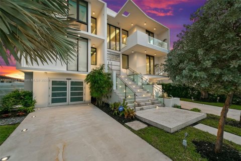 Villa ou maison à louer à North Bay Village, Floride: 6 chambres, 662.3 m2 № 2169616 - photo 6