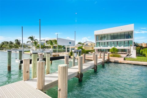 Villa ou maison à louer à North Bay Village, Floride: 6 chambres, 662.3 m2 № 2169616 - photo 9