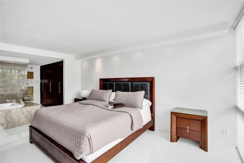 Condo in Hallandale Beach, Florida, 3 bedrooms  № 2000895 - photo 16