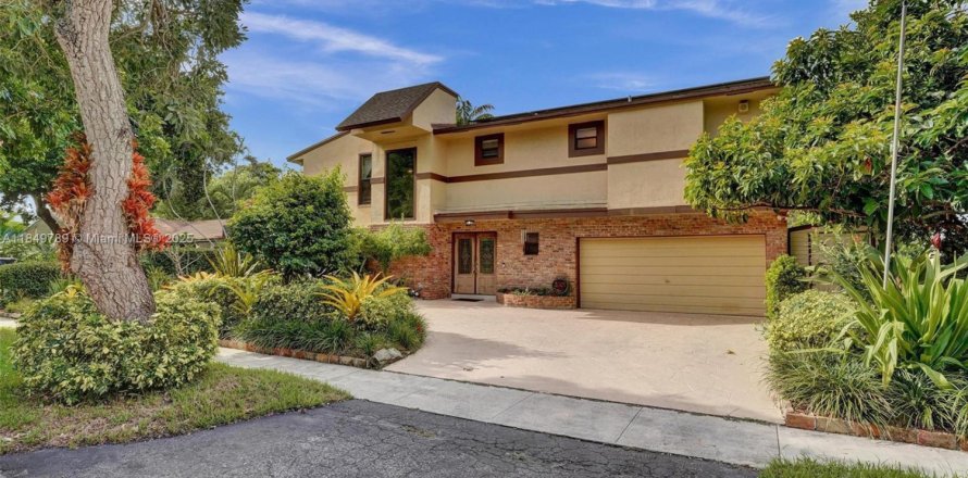 House in Cooper City, Florida 4 bedrooms, 232.35 sq.m. № 1852426