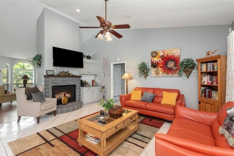 House in Deltona, Florida 4 bedrooms, 243.96 sq.m. № 1148447 - photo 8