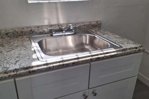 Снять в аренду квартиру в Майами, Флорида 3 комнаты, 41.81м2, № 2245098 - фото 2