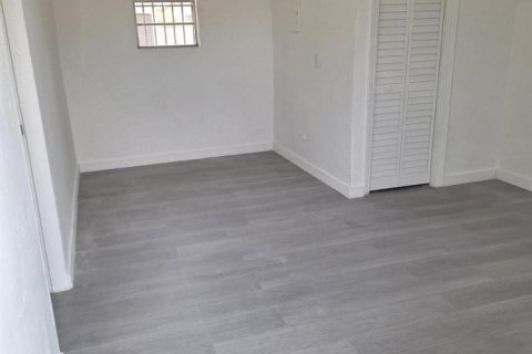 Снять в аренду квартиру в Майами, Флорида 3 комнаты, 41.81м2, № 2245098 - фото 4