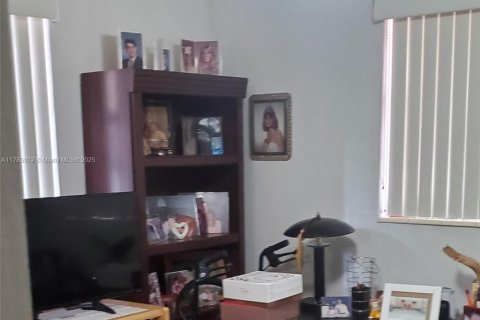 Casa en venta en Hialeah, Florida, 3 dormitorios, 116.59 m2 № 1731721 - foto 20