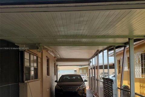 Casa en venta en Hialeah, Florida, 3 dormitorios, 116.59 m2 № 1731721 - foto 8