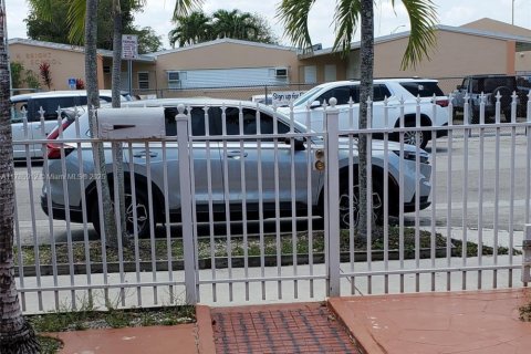 Casa en venta en Hialeah, Florida, 3 dormitorios, 116.59 m2 № 1731721 - foto 3