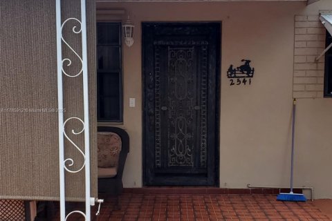 Casa en venta en Hialeah, Florida, 3 dormitorios, 116.59 m2 № 1731721 - foto 4