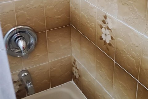Casa en venta en Hialeah, Florida, 3 dormitorios, 116.59 m2 № 1731721 - foto 22