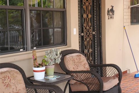 Casa en venta en Hialeah, Florida, 3 dormitorios, 116.59 m2 № 1731721 - foto 5