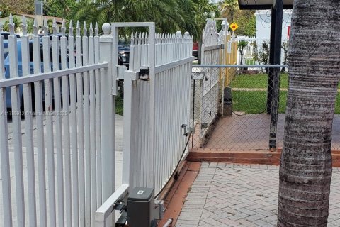 Casa en venta en Hialeah, Florida, 3 dormitorios, 116.59 m2 № 1731721 - foto 10