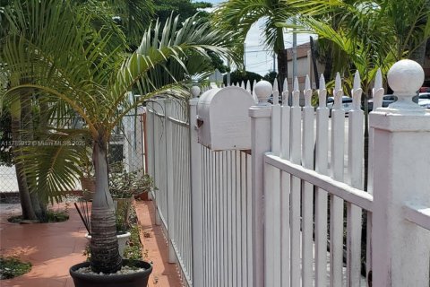 Casa en venta en Hialeah, Florida, 3 dormitorios, 116.59 m2 № 1731721 - foto 12