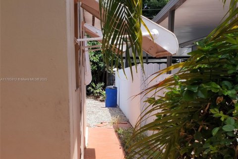Casa en venta en Hialeah, Florida, 3 dormitorios, 116.59 m2 № 1731721 - foto 14