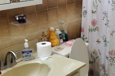 Casa en venta en Hialeah, Florida, 3 dormitorios, 116.59 m2 № 1731721 - foto 21