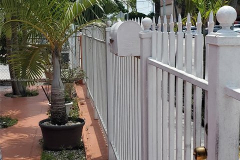 Casa en venta en Hialeah, Florida, 3 dormitorios, 116.59 m2 № 1731721 - foto 9