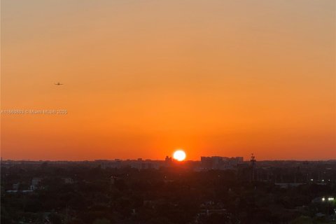 Купить кондоминиум в Майами, Флорида 1 спальня, 70.14м2, № 1874700 - фото 23