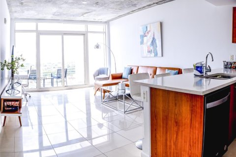 Condo in Miami, Florida, 1 bedroom  № 1874700 - photo 2